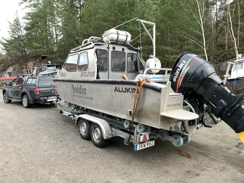 Mätbåten ORIGO, märkt SFD-2105, på båttrailer