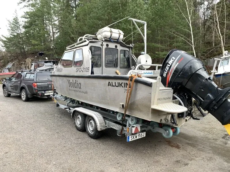 Yoldias mätbåt på trailer bakom en bil