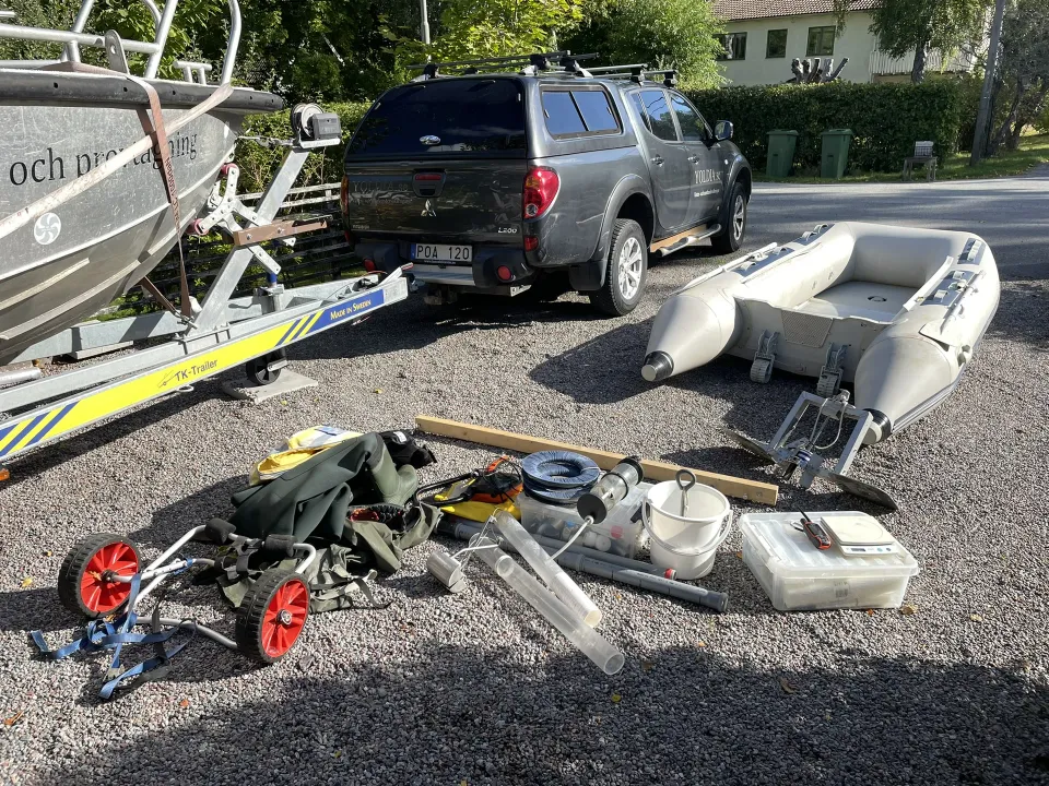 Provtagningsutrustning, gummibåt och mätbåt på trailer uppställda på en grusplan